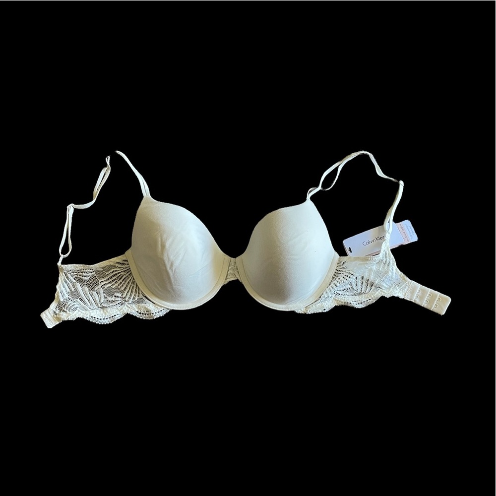 Calvin Klein Lightly Lined Full Coverage Bra
Size 32D